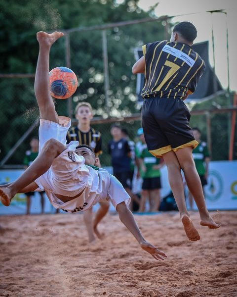 Precisão, força e paixão pelo futebol de areia! Um momento congelado no tempo, capturando a bele